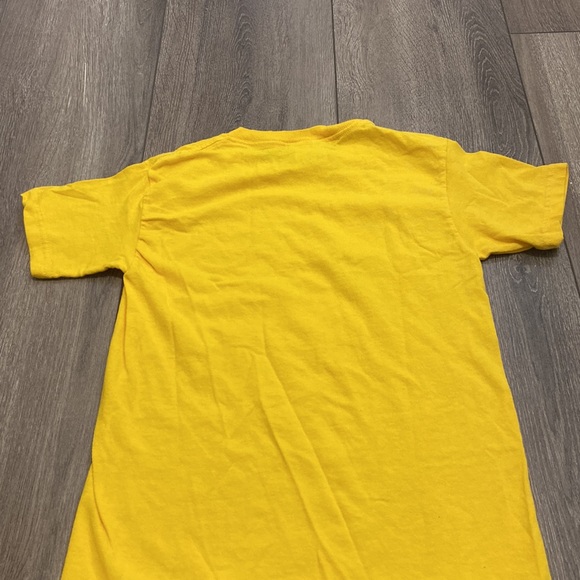 Hawaiian yellow shirt“someone who loves me went to Hawaii and got me this shirt” - Picture 3 of 5